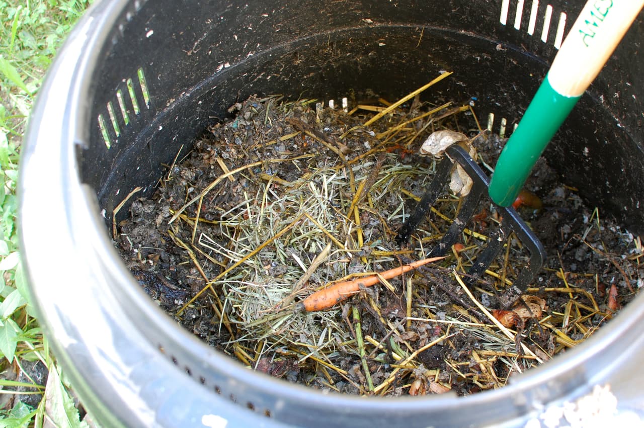 Une fourche et du compost